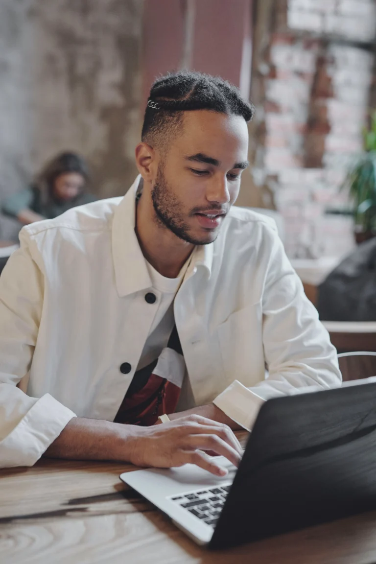 Photo d'un homme métisse concentré sur son ordinateur